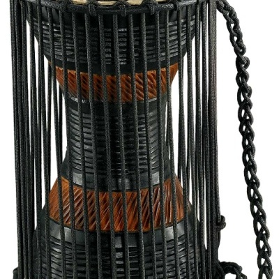 Tambor djembe tradicional em madeira com pele clara e cordas pretas