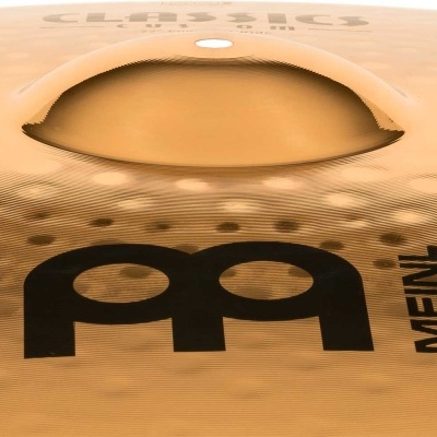 Címbalo metálico bronze com textura e inscrições PRE MIUM e 'pp'