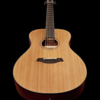 Guitarra acústica de madeira clara com corpo escuro