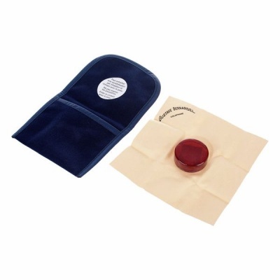 Kit de limpeza com estojo azul, pano amarelo claro e objecto redondo vermelho