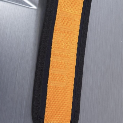 Correia de alça amarela com fivela preta e texto OFF-WHITE sobre superfície metálica