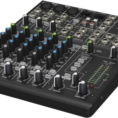 Mesa de mistura de áudio preta com botões e entradas variadas