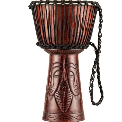 Tambor djembe de madeira escura com cordas pretas e entalhes decorativos
