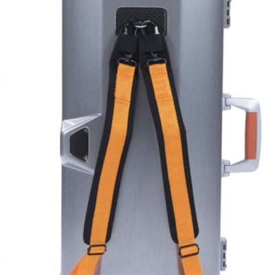 Estojo rígido cinza metálico com alças laranja e preta para transporte de instrumento musical