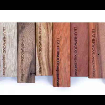 Placas de madeira variadas com texto LEATHERWOODDespacho&Flores