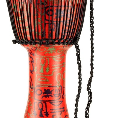 Djembe vermelho com símbolos pretos e verdes, pele clara e cordas pretas, com alça preta.