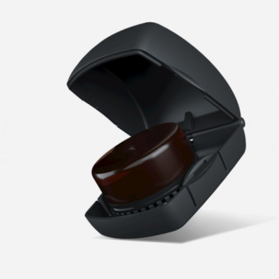 Sachê preto dentro de estojo preto plástico