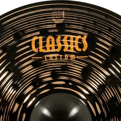 Prato de bateria preto e dourado com texto CLASSICS CUSTOM 22
