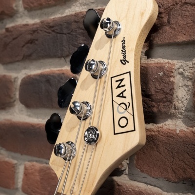 Cabeça de guitarra elétrica OQAN em madeira clara com cravelhas metálicas