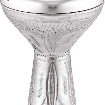 Tambor darbuka prateado com cabeça branca e logo MEINL