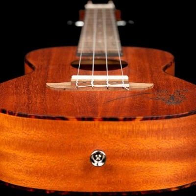 Ukulele em madeira castanha clara com quatro cordas e pino metálico para correia