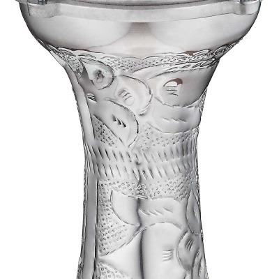 Darbuka de metal prateado com pele branca e detalhes gravados