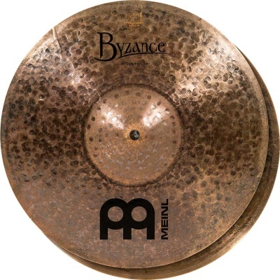 Dois pratos de bateria de metal bronze com acabamento martelado e textos BYZANCE e MEINL