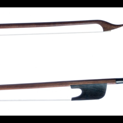 Arco de violino de madeira com crina branca