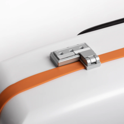 Mala de viagem rígida branca com faixa laranja e fecho de combinação prateado