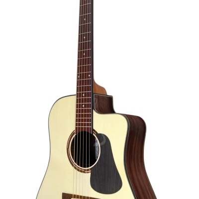 Guitarra acústica com corpo madeira clara e laterais escuras
