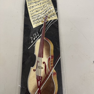 Gravata preta decorada com desenho de violino, arco e partitura musical.