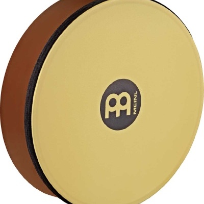 Tambor redondo amarelo e castanho com logo Meinl ao centro