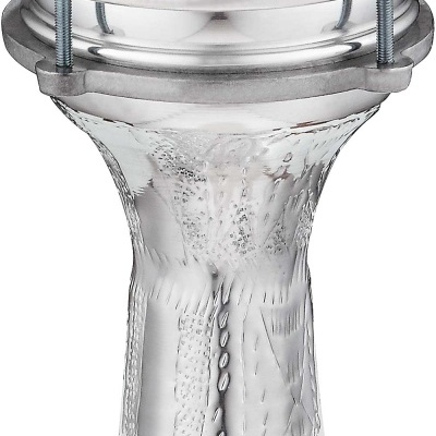 Instrumento de percussão darbuka com corpo metálico prateado texturizado e pele branca