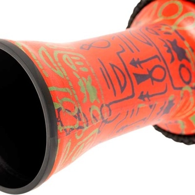 Instrumento musical tradicional africano vermelho com padrões dourados e cordas pretas