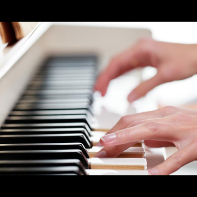 Mãos tocando teclas de piano preto e branco