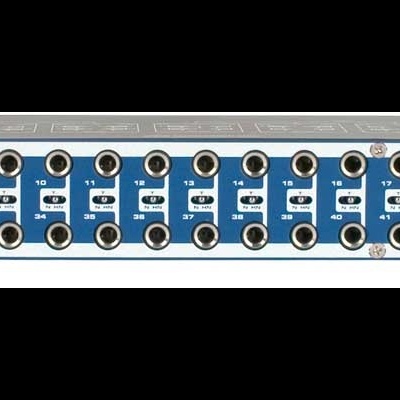 Painel de patch azul com 24 portas RJ45 e etiquetas brancas