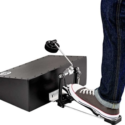 Pedal de bateria preto com caixa de ressonância e pé a usar ténis cinzentos a usar pedal