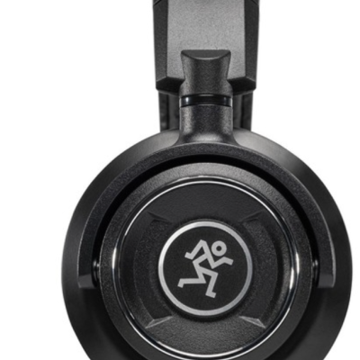 Auricular preto com logótipo branco circular no centro