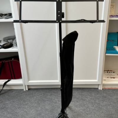 Estante de música metálica preta com suporte ajustável e bolsa preta