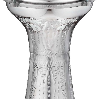 Darbuka prateada com pele branca e padrões gravados