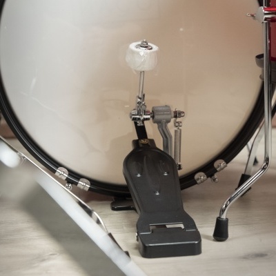 Bumbo de bateria com pedal em piso de madeira