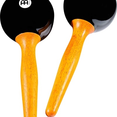 Par de maracas com cabo em madeira clara e corpo negro brilhante