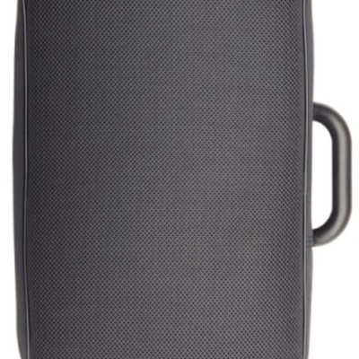 Bolsa preta texturizada sobre surface metálica prateada