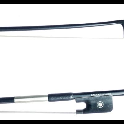 Arco para violino preto e prateado sobre fundo branco