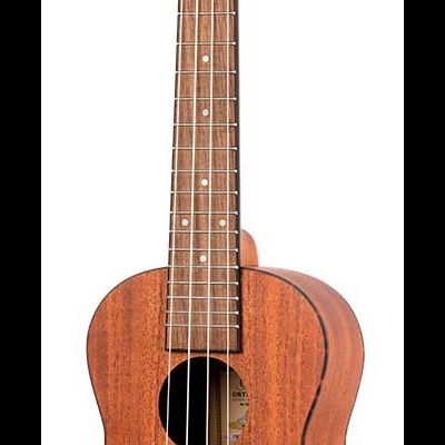 Ukulele de madeira castanho com detalhes gravados e quatro cordas brancas