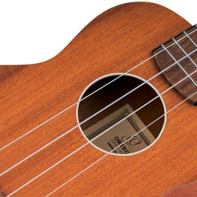 Ukulele acústico de madeira clara com quatro cordas e escala com marcações brancas