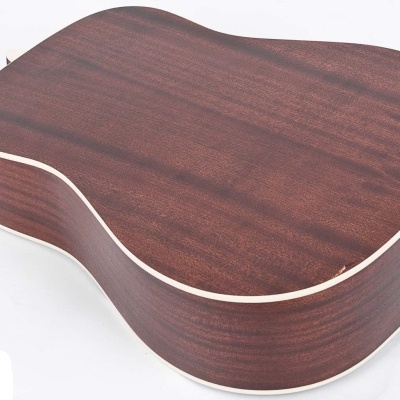 Parte traseira de guitarra acústica em madeira castanha escura com bordas claras