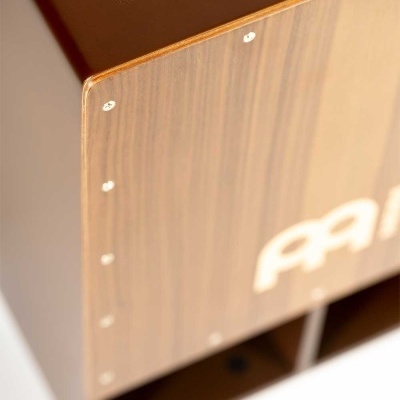 Parte lateral de caixa de madeira com parafusos e inscrição PAN