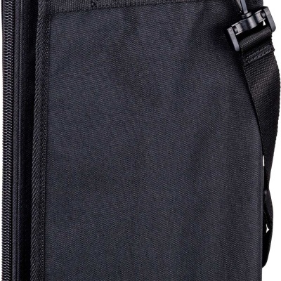 Mala preta alta de tecido com alças e fecho de correr.