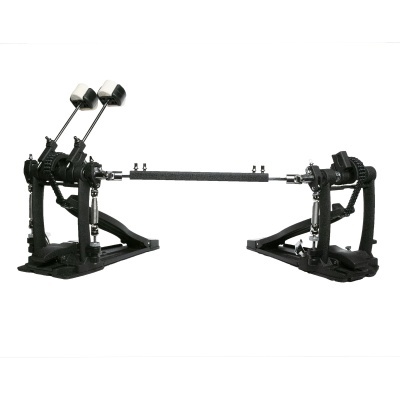 Pedal duplo para bateria preto com detalhes metálicos e ressaltos revestidos de couro