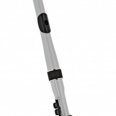 Flauta prateada com detalhes pretos