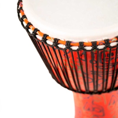 Djembé laranja com pele branca e cordas pretas, com logótipo 'pp MEINL'.