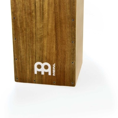 Cajón musical de madeira castanha com logotipo MEINL