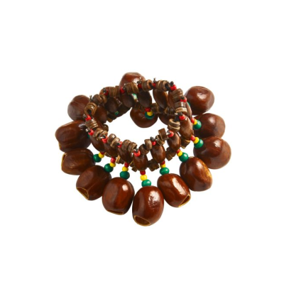 Pulseira de madeira castanha com contas coloridas em fundo branco