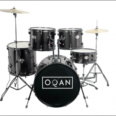 Bateria musical preta com cinco tambores e dois pratos prata