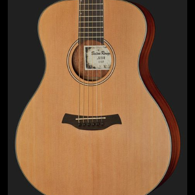 Guitarra acústica com tampo claro e laterais escuras, etiqueta 'Baton Rouge NOIR V3J-E'