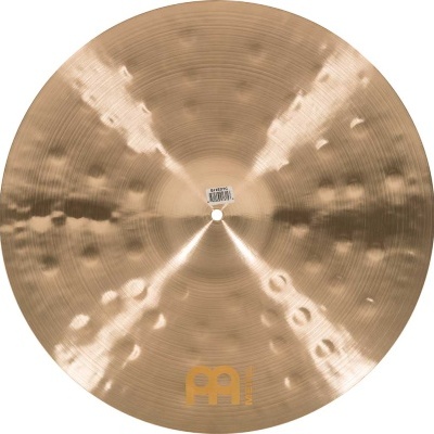 Prato de bateria dourado com textura martelada e logotipo MEINL