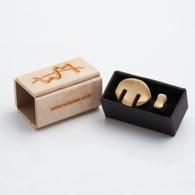 Caixa de madeira clara com gravação e caixa preta com acessórios dourados