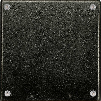 Base quadrada preta com textura rugosa e proteções nos cantos