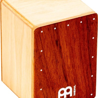 Cajón musical em madeira clara com frente em madeira escura e logótipo MEINL